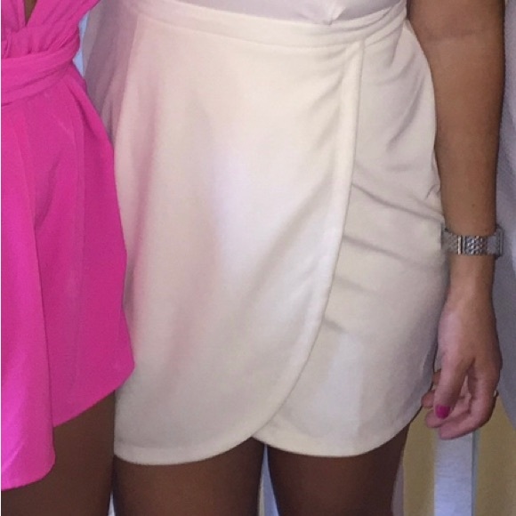 Tobi tulip hem dress in ivory white. Like new condition. Worn twice. Size L - Picture 4 of 4